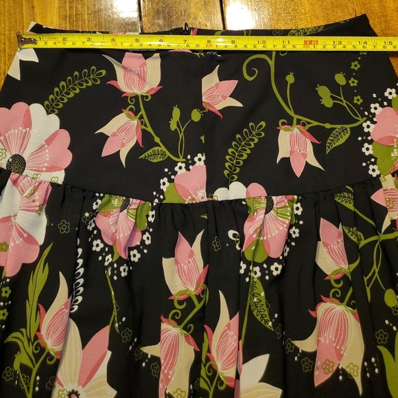 COVINGTON Size 8 black midi skirt with pink flowers - Picture 8 of 13